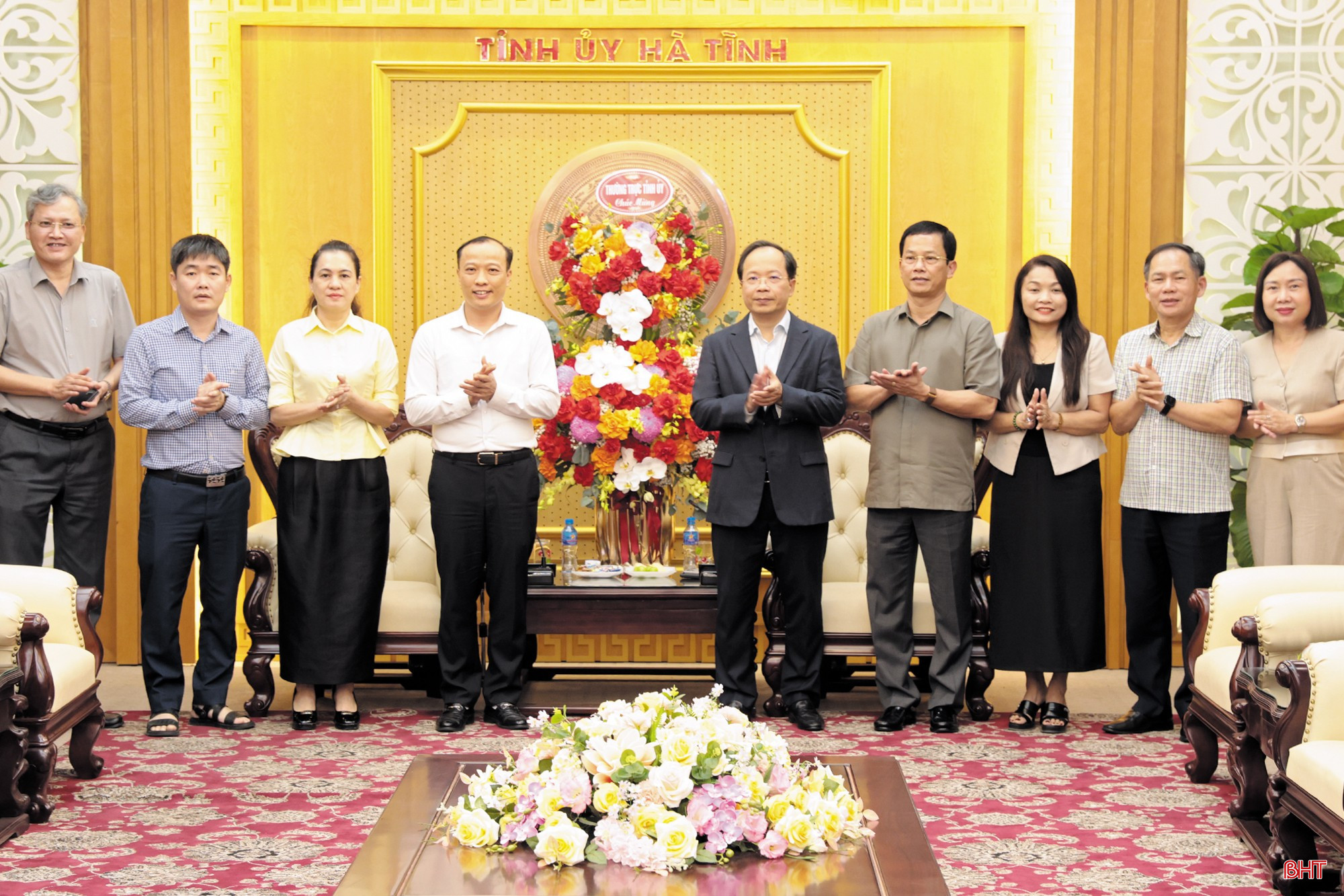 Đồng chí Nguyễn Duy Lâm - Ủy viên Trung ương Đảng, Bí thư Tỉnh ủy, Trưởng đoàn ĐBQH tỉnh cùng đoàn công tác tặng hoa, chúc mừng Văn phòng Tỉnh ủy. bqbht_br_tang-hoa-vp-tinh-uy.jpg