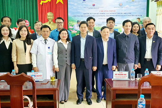 Khám bệnh, tặng quà cho gia đình chính sách, người cao tuổi tại Hương Sơn 