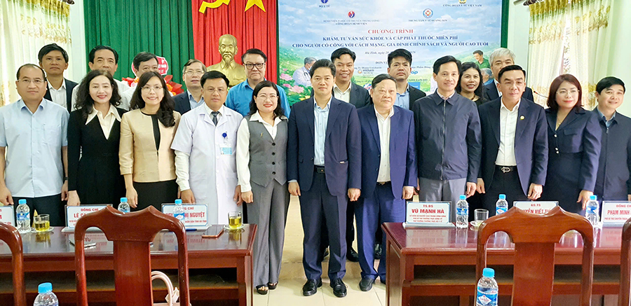 Khám bệnh, tặng quà cho gia đình chính sách, người cao tuổi tại Hương Sơn