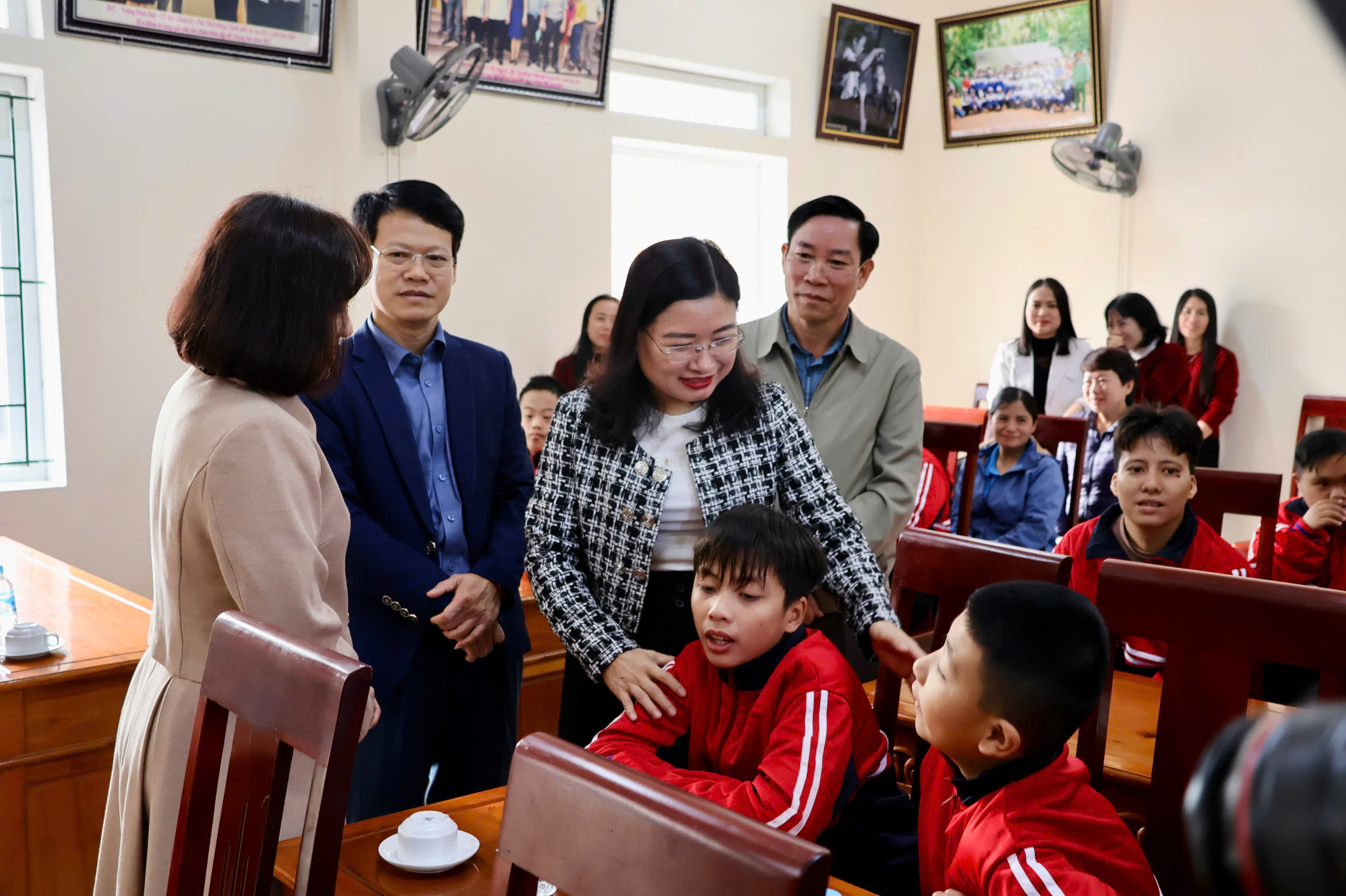 Phó Chủ tịch UBND tỉnh tặng quà, chúc Tết người có công và các cơ sở bảo trợ xã hội