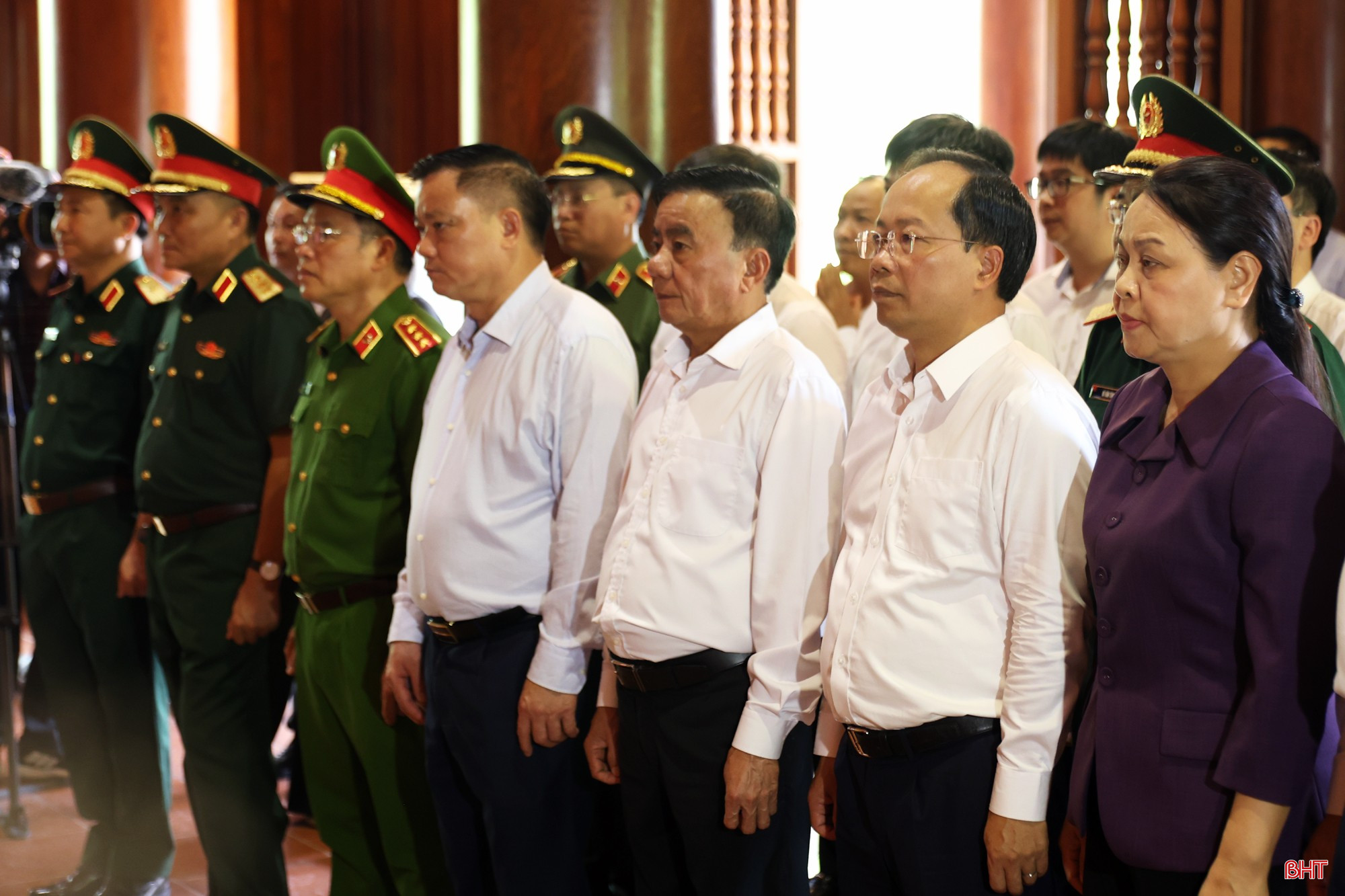 Đồng chí Trần Cẩm Tú dâng hương tưởng niệm Chủ tịch Hồ Chí Minh, tri ân các anh hùng liệt sĩ tại Ngã ba Đồng Lộc