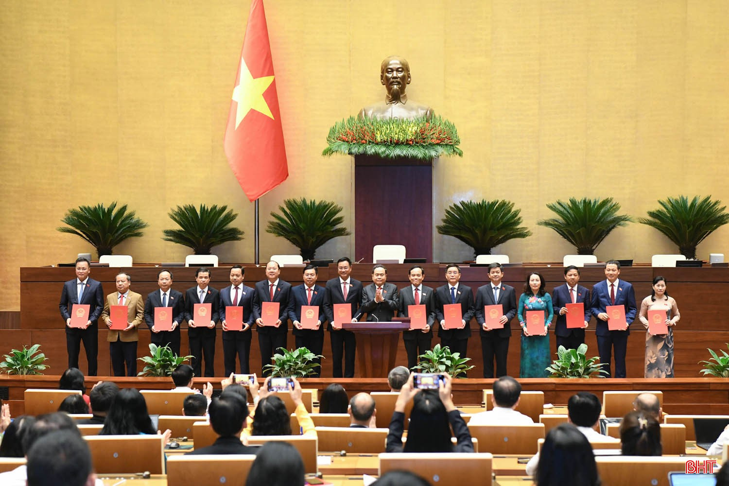 Chủ tịch Quốc hội trao Nghị quyết phê chuẩn kết quả bầu Trưởng đoàn ĐBQH tỉnh Hà Tĩnh khóa XVI