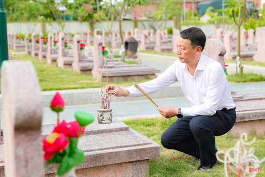 Chủ tịch UBND tỉnh Phan Thiên Định dâng hương tưởng niệm các anh hùng liệt sĩ