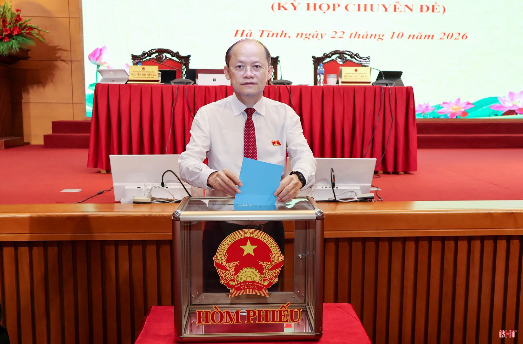 Đồng chí Nguyễn Hồng Lĩnh - Phó Bí thư Thường trực Tỉnh ủy, Chủ tịch HĐND tỉnh bỏ phiếu bầu bổ sung Ủy viên UBND tỉnh. Đồng chí Nguyễn Hồng Lĩnh - Phó Bí thư Thường trực Tỉnh ủy, Chủ tịch HĐND tỉnh bỏ phiếu bầu bổ sung Ủy viên UBND tỉnh.