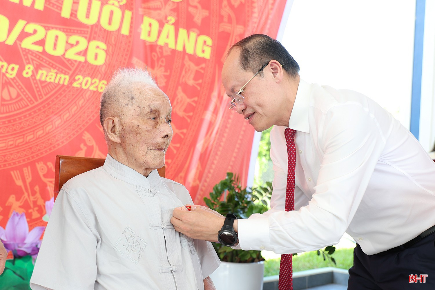 Phó Bí thư Thường trực Tỉnh ủy trao Huy hiệu 80 năm tuổi Đảng cho đảng viên tại xã Cẩm Xuyên