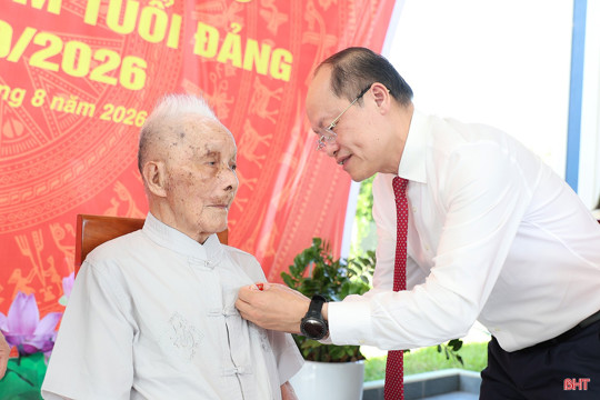 Phó Bí thư Thường trực Tỉnh ủy trao Huy hiệu 80 năm tuổi Đảng cho đảng viên tại xã Cẩm Xuyên