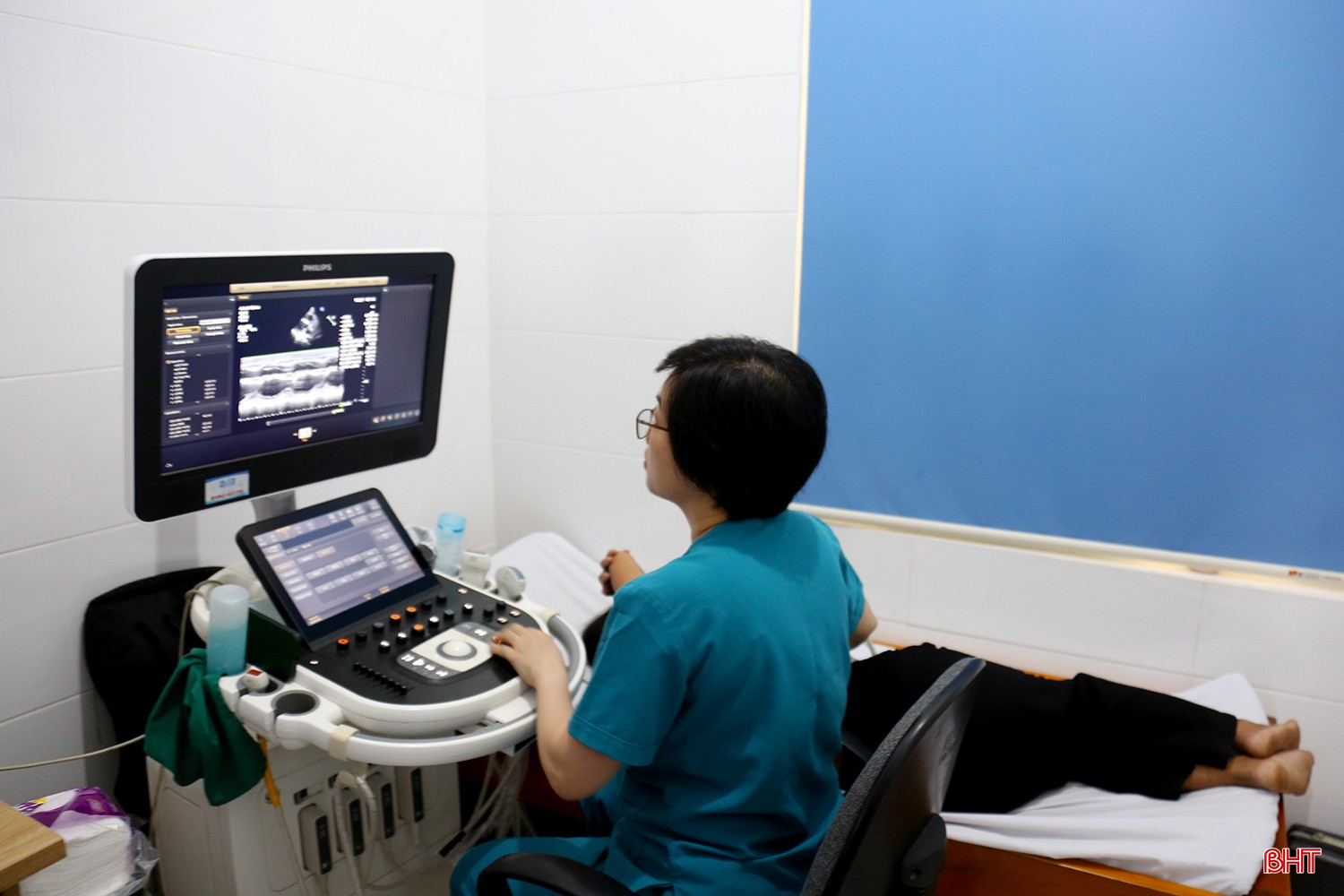 Người dân được các y bác sĩ Bệnh viện Bạch Mai thăm khám tổng quát. bqbht_br_3.jpg