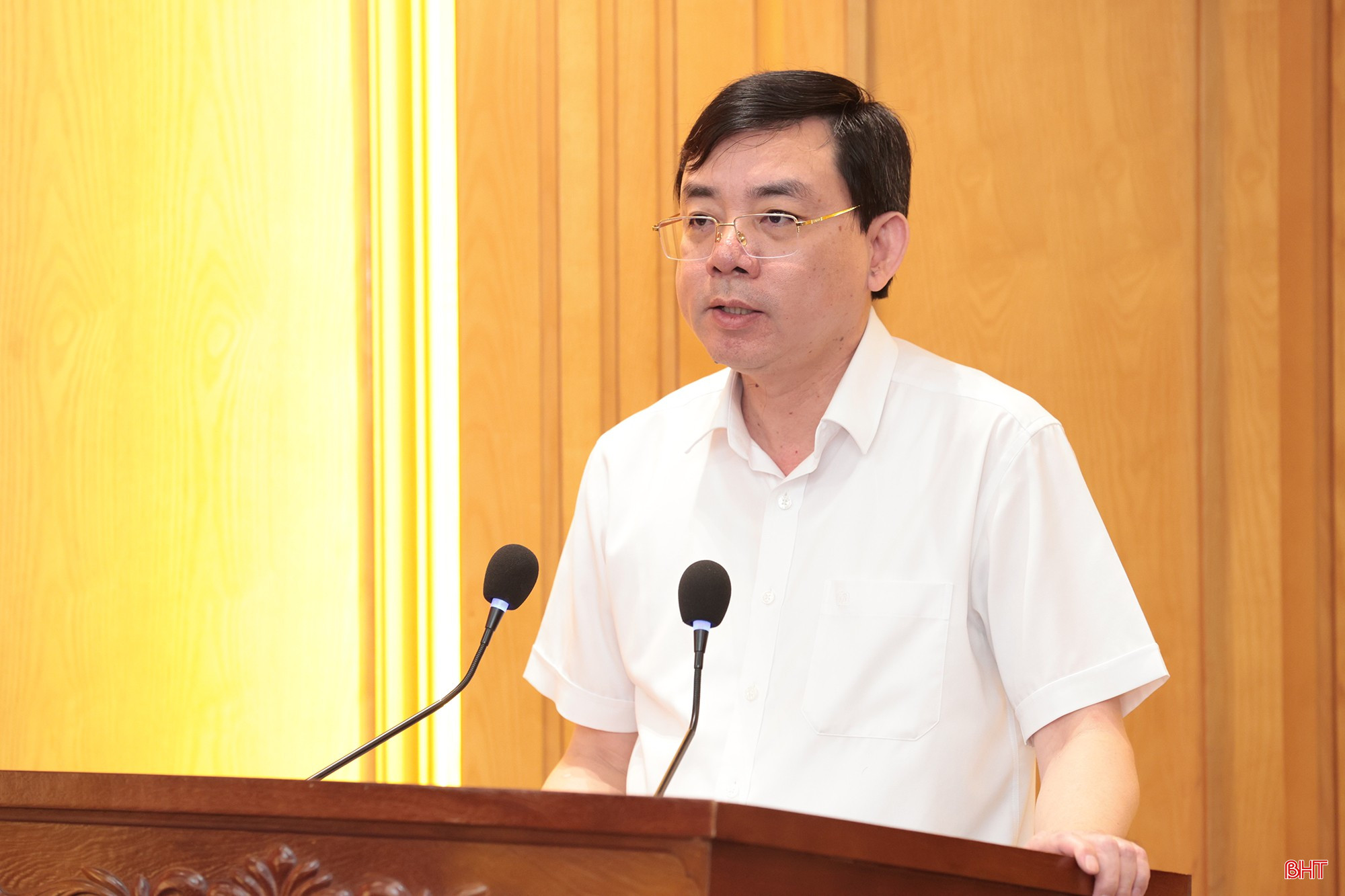 Đồng chí Đặng Văn Thành - Giám đốc Sở Xây dựng trình bày tham luận tại hội nghị. bqbht_br_tong-ket-nghi-quyet-bct-4b.jpg