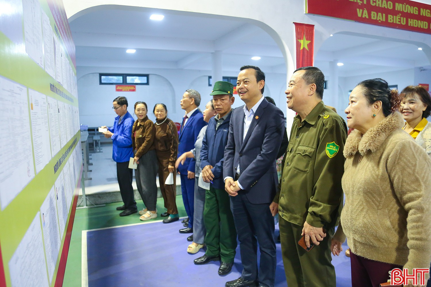 Trưởng ban Tuyên giáo và Dân vận Tỉnh ủy Hà Văn Hùng cùng đông đảo cử tri của 2 tổ dân phố 10 và 12 (phường Thành Sen) theo dõi danh sách đại biểu ứng cử.