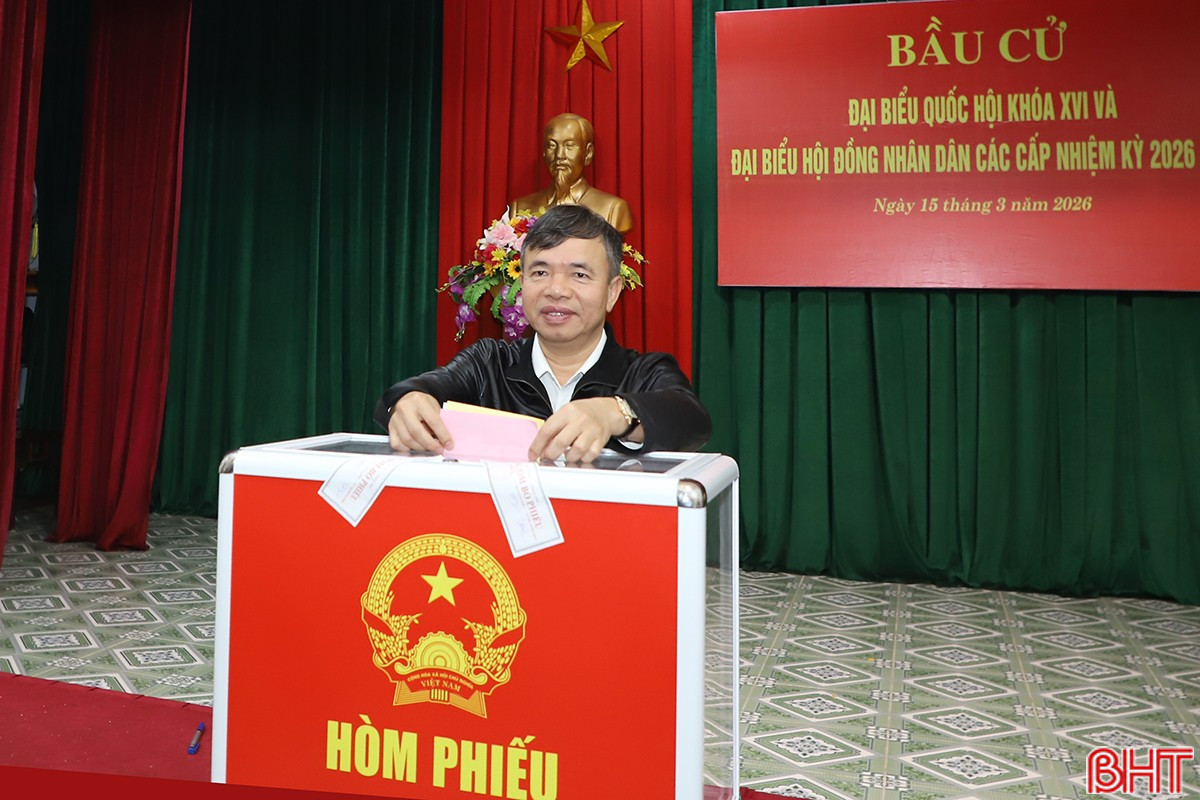 Ông Nguyễn Tiến Nam - Viện trưởng Viện Khoa học hình sự, Bộ Công an là cử tri đầu tiên bỏ phiếu tại khu vực bầu cử số 8.