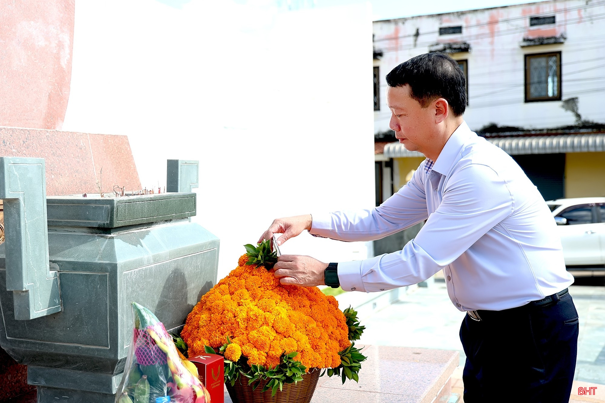 Đồng chí Phan Thiên Định - Phó Bí thư Tỉnh ủy, Chủ tịch UBND tỉnh dâng hoa tại Khuôn viên tưởng niệm Chủ tịch Hồ Chí Minh. bqbht_br_1z0a4182-8751.jpg