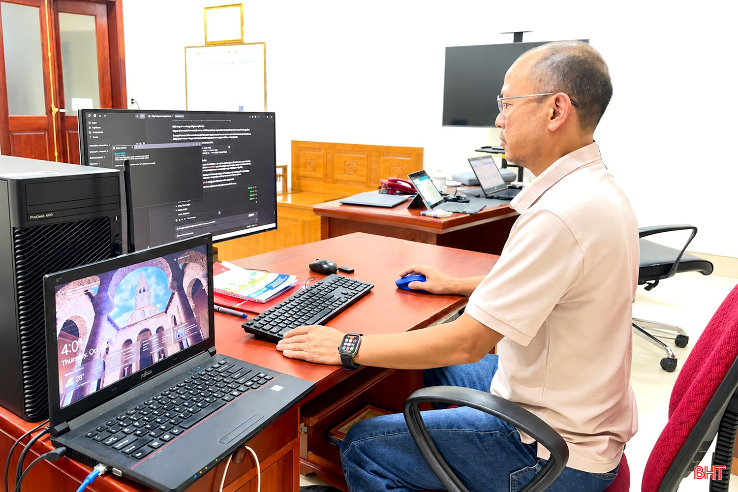 Cán bộ BHXH tỉnh Hà Tĩnh ứng dụng công nghệ số trong xử lý công việc, góp phần nâng cao hiệu quả quản lý và chất lượng phục vụ. bqbht_br_dt-dsc-240572.jpg