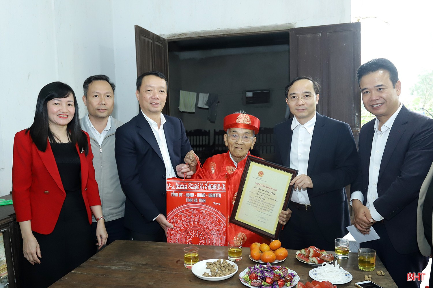 Chủ tịch UBND tỉnh tặng quà Tết gia đình chính sách, chúc thọ người cao tuổi
