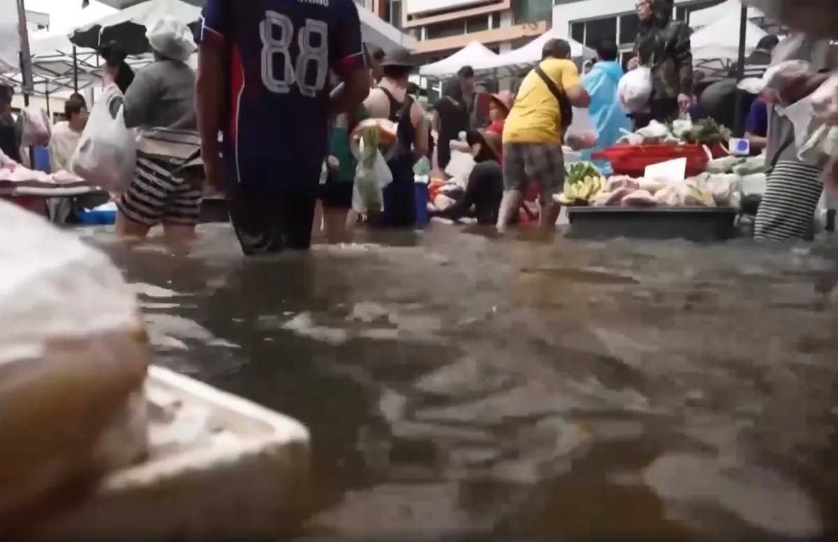 Thái Lan: Đường phố Bangkok vẫn ngập sâu dù mưa đã giảm