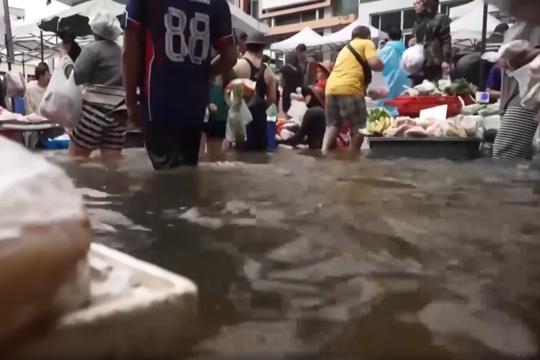 Thái Lan: Đường phố Bangkok vẫn ngập sâu dù mưa đã giảm 