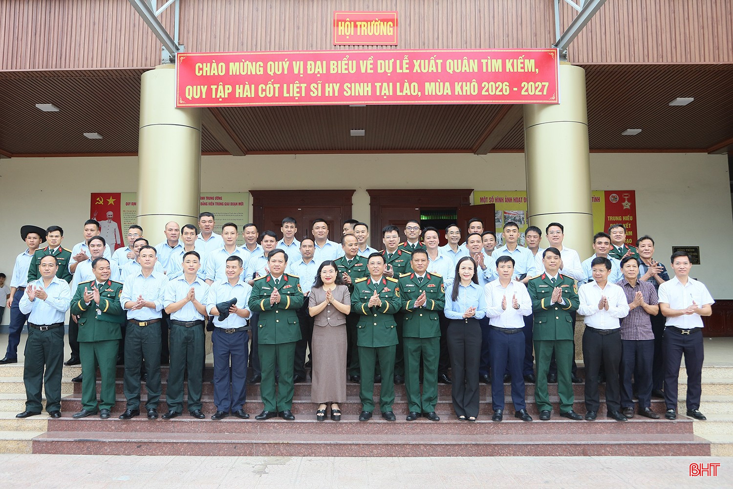 Đội Quy tập, Bộ Chỉ huy Quân sự tỉnh Hà Tĩnh chụp ảnh lưu niệm cùng lãnh đạo tỉnh và đại diện các sở, ngành trước khi lên đường thực hiện nhiệm vụ mùa khô 2026–2027 tại Lào. bqbht_br_10.jpg