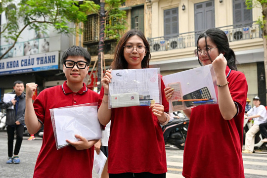 Điểm chuẩn 2026 "nóng" từng giờ: Nhiều ngành chạm ngưỡng tuyệt đối 30 điểm