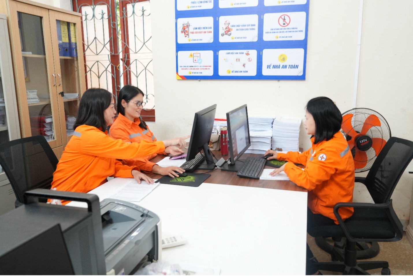 Thợ điện Hà Tĩnh “gác lễ”, đảm bảo cấp điện an toàn, liên tục
