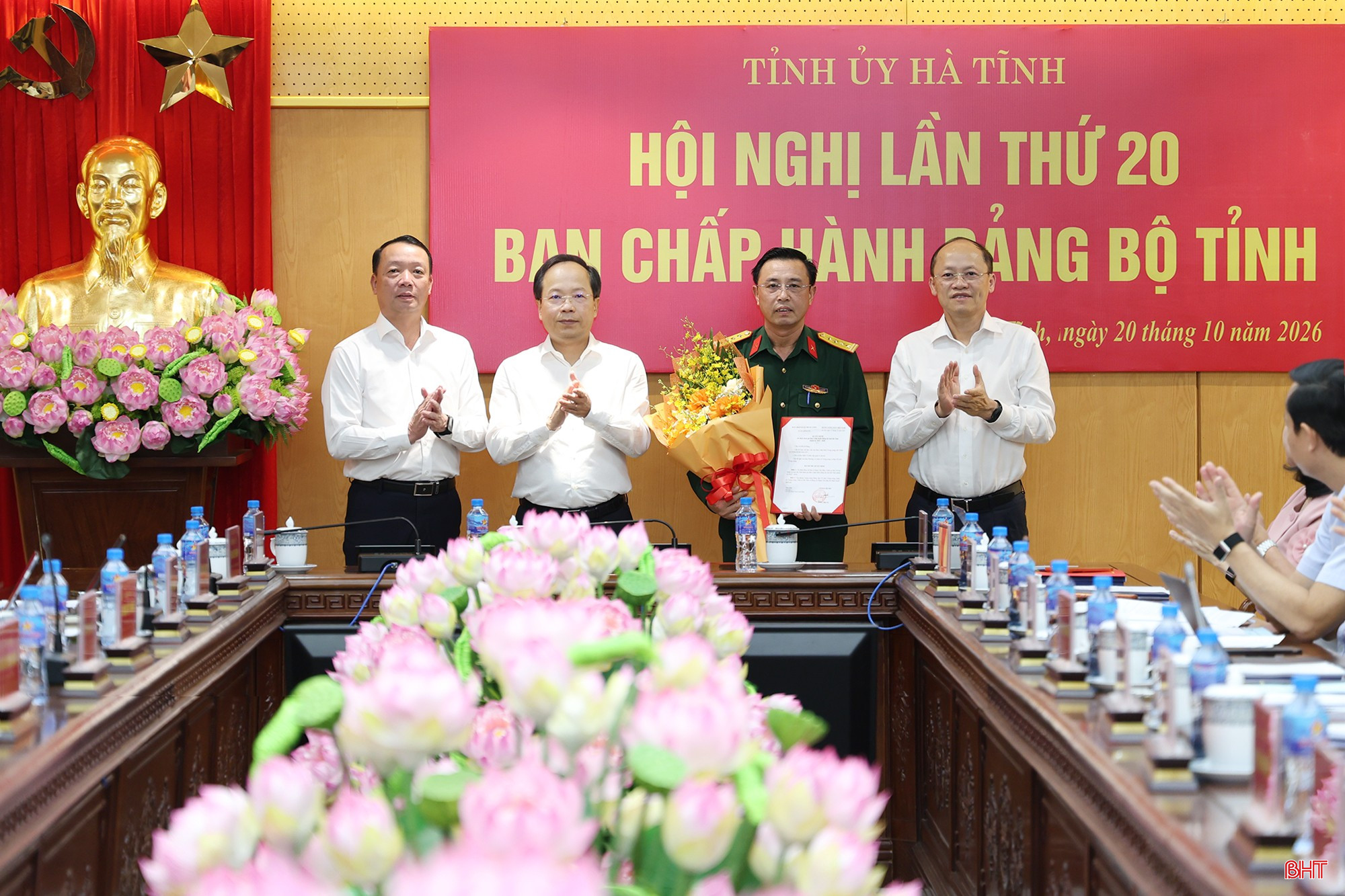 Các đồng chí Thường trực Tỉnh ủy trao quyết định, tặng hoa chúc mừng Đại tá Phạm Văn Sâm - Chính ủy Bộ Chỉ huy Quân sự tỉnh Hà Tĩnh. Các đồng chí Thường trực Tỉnh ủy trao quyết định, tặng hoa chúc mừng Đại tá Phạm Văn Sâm - Chính ủy Bộ Chỉ huy Quân sự tỉnh Hà Tĩnh.