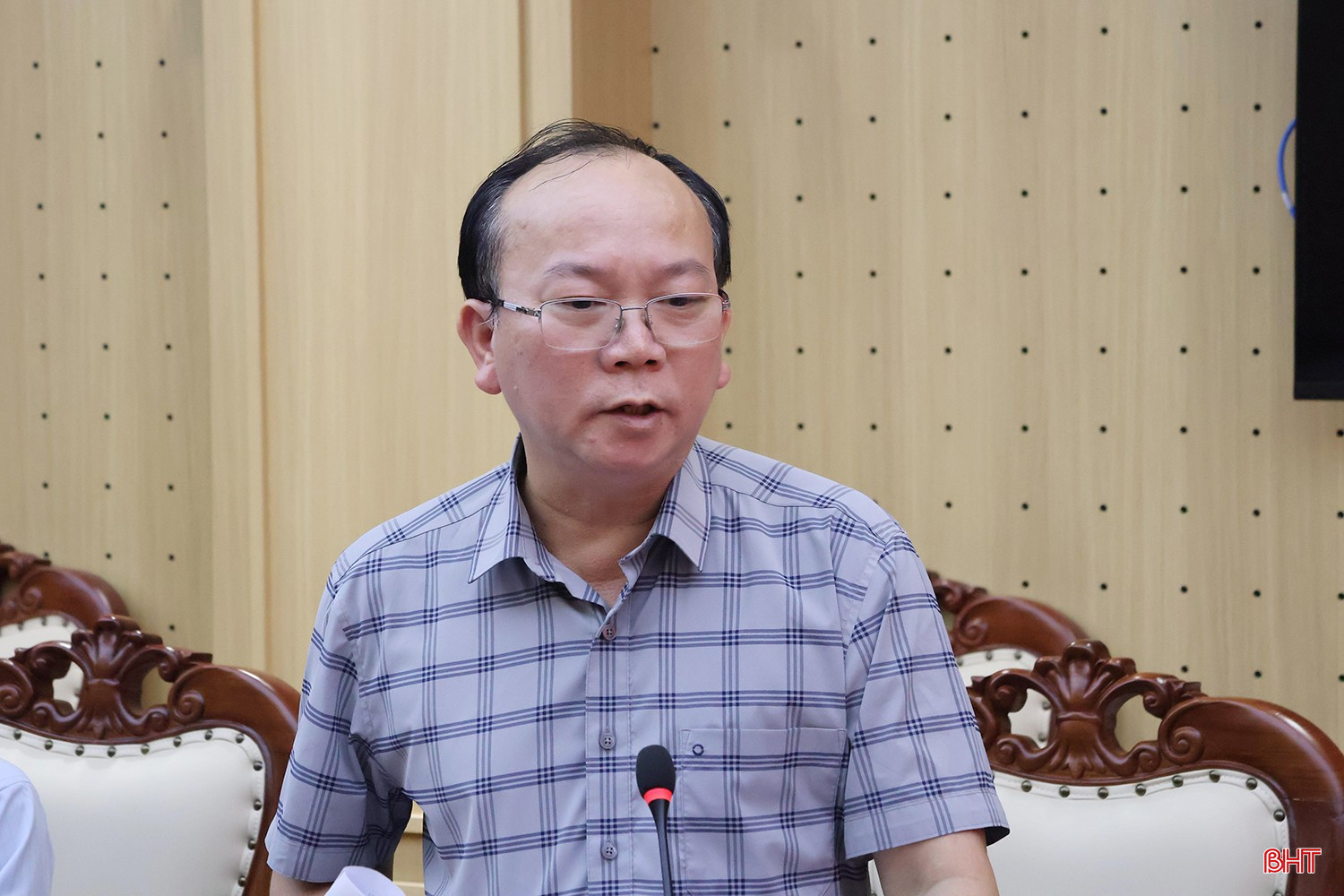 Quyền Trưởng Thống kê tỉnh Nguyễn Trung Thành báo cáo, giải trình các nội dung liên quan đến ngành. bqbht_br_img-6101-11.jpg