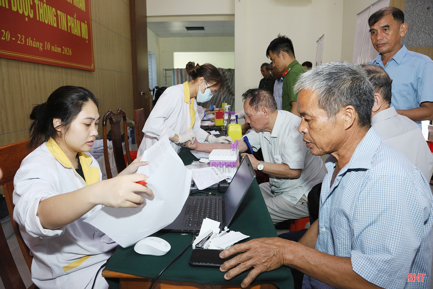 Việc thu nhận mẫu ADN thân nhân liệt sĩ được ưu tiên quan hệ huyết thống theo dòng mẹ. bqbht_br_3.jpg