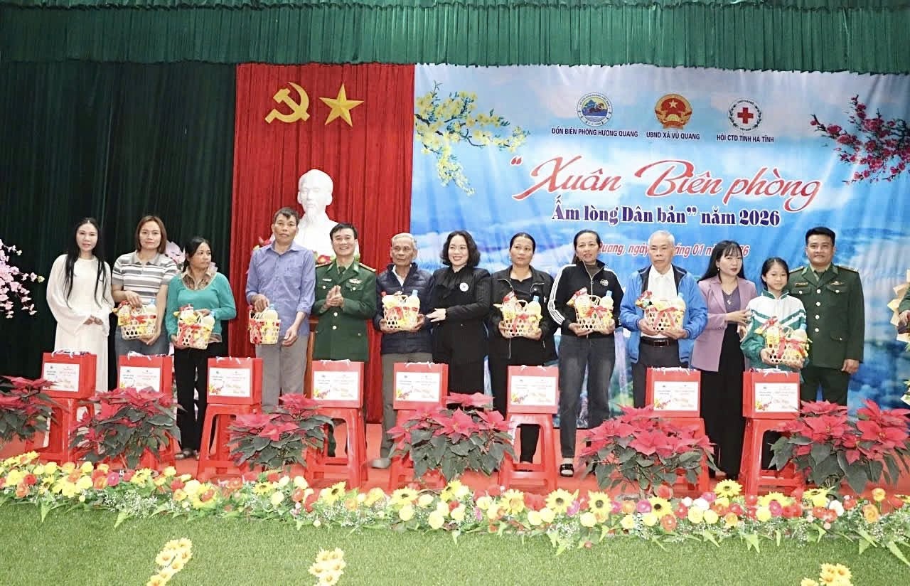 Sắc xuân nơi phên dậu: 240 suất quà đến với người dân Vũ Quang