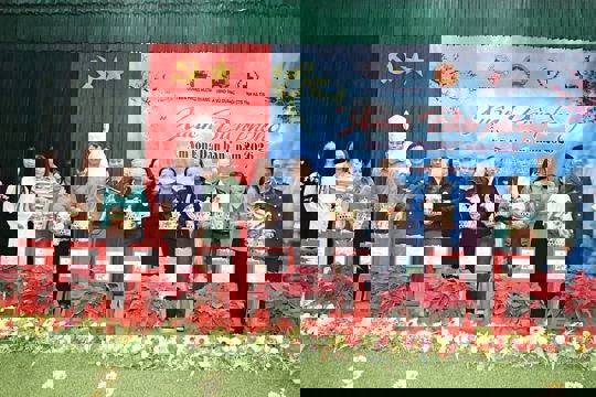 Sắc xuân nơi phên dậu: 240 suất quà đến với người dân Vũ Quang 