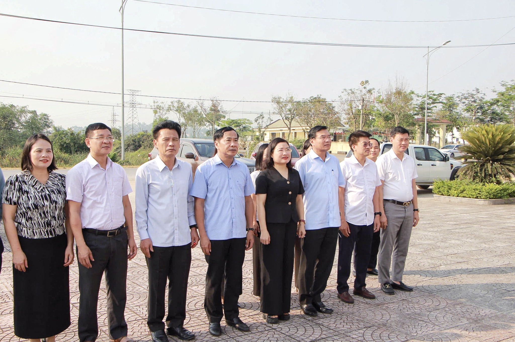 Phó Chủ tịch UBND tỉnh Nguyễn Thị Nguyệt dâng hoa tại Di tích lịch sử Bến đò Thượng Trụ