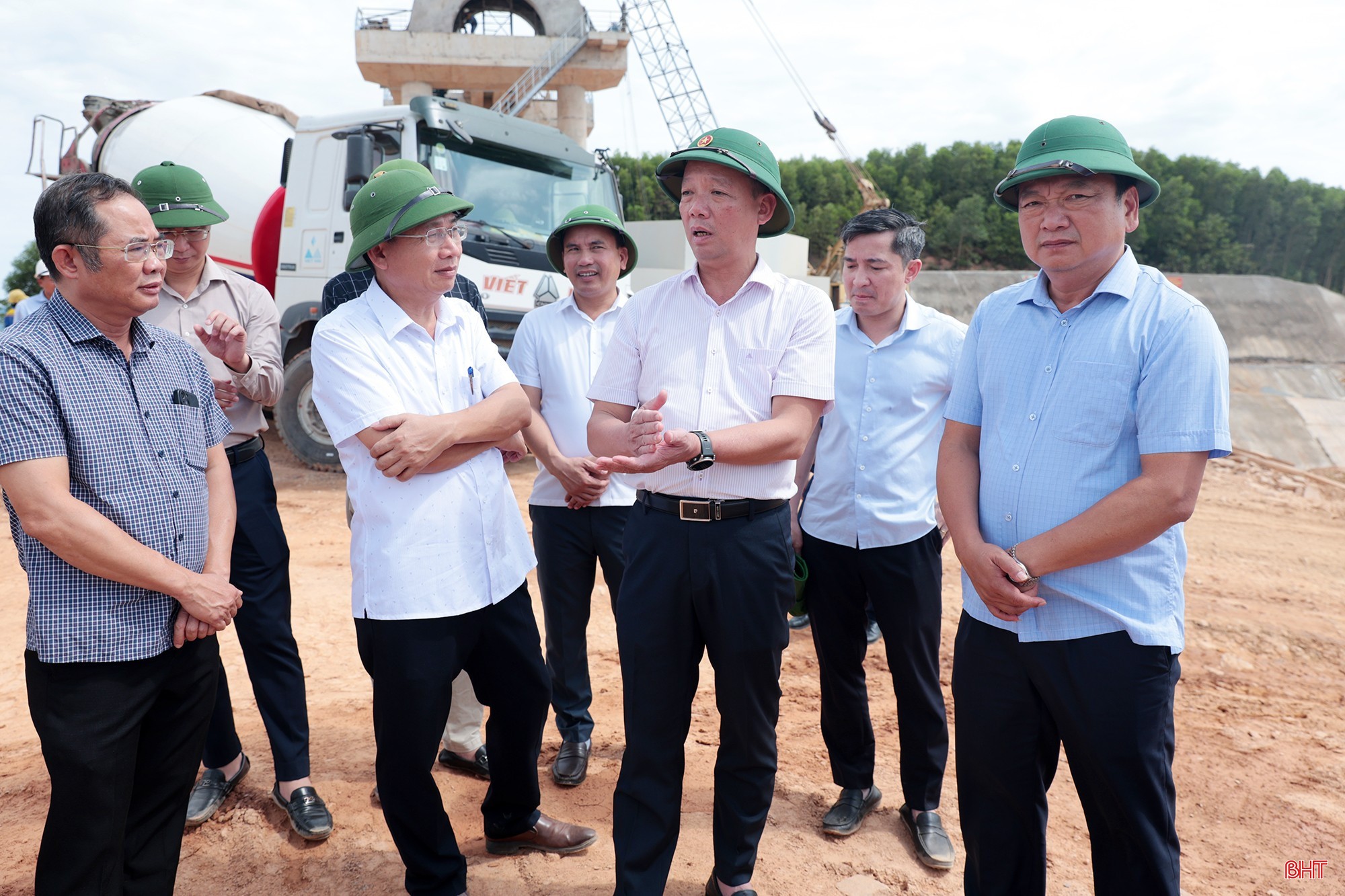 Chủ tịch UBND tỉnh Phan Thiên Định chỉ đạo triển khai đồng bộ các giải pháp ứng phó với mưa lớn, lũ quét, sạt lở đất và gió mạnh trên biển