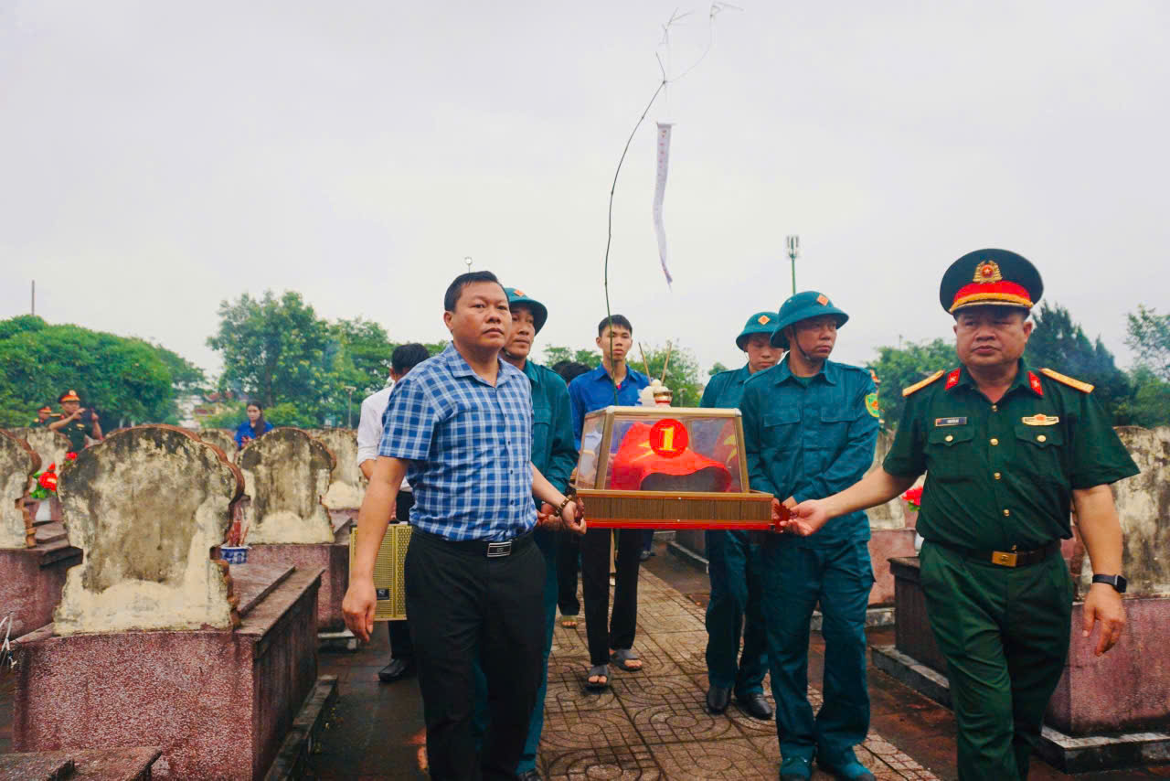Đưa 2 hài cốt liệt sĩ về an nghỉ tại Nghĩa trang Liệt sĩ xã Hương Khê