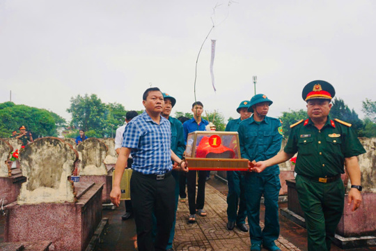 Đưa 2 hài cốt liệt sĩ về an nghỉ tại Nghĩa trang Liệt sĩ xã Hương Khê