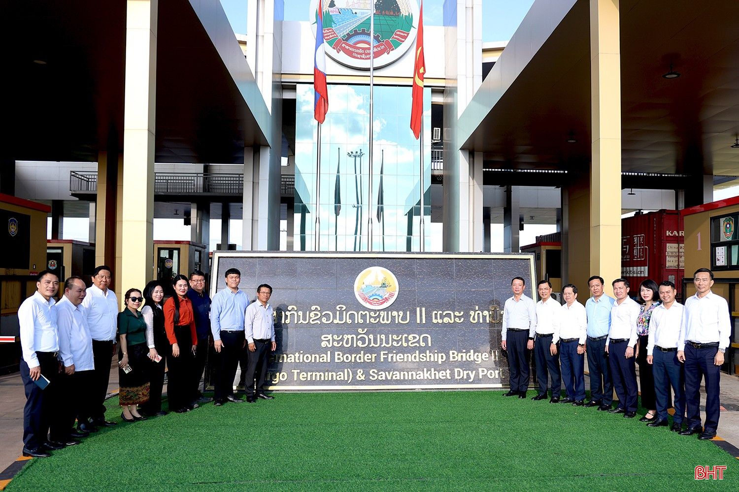 Đoàn công tác chụp ảnh lưu niệm tại Khu kinh tế đặc biệt Savannakhet. bqbht_br_1z0a4254.jpg