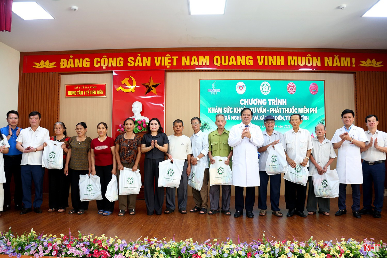 Lãnh đạo tỉnh Hà Tĩnh và Bệnh viện Bạch Mai trao quà an sinh cho người dân. bqbht_br_5.jpg