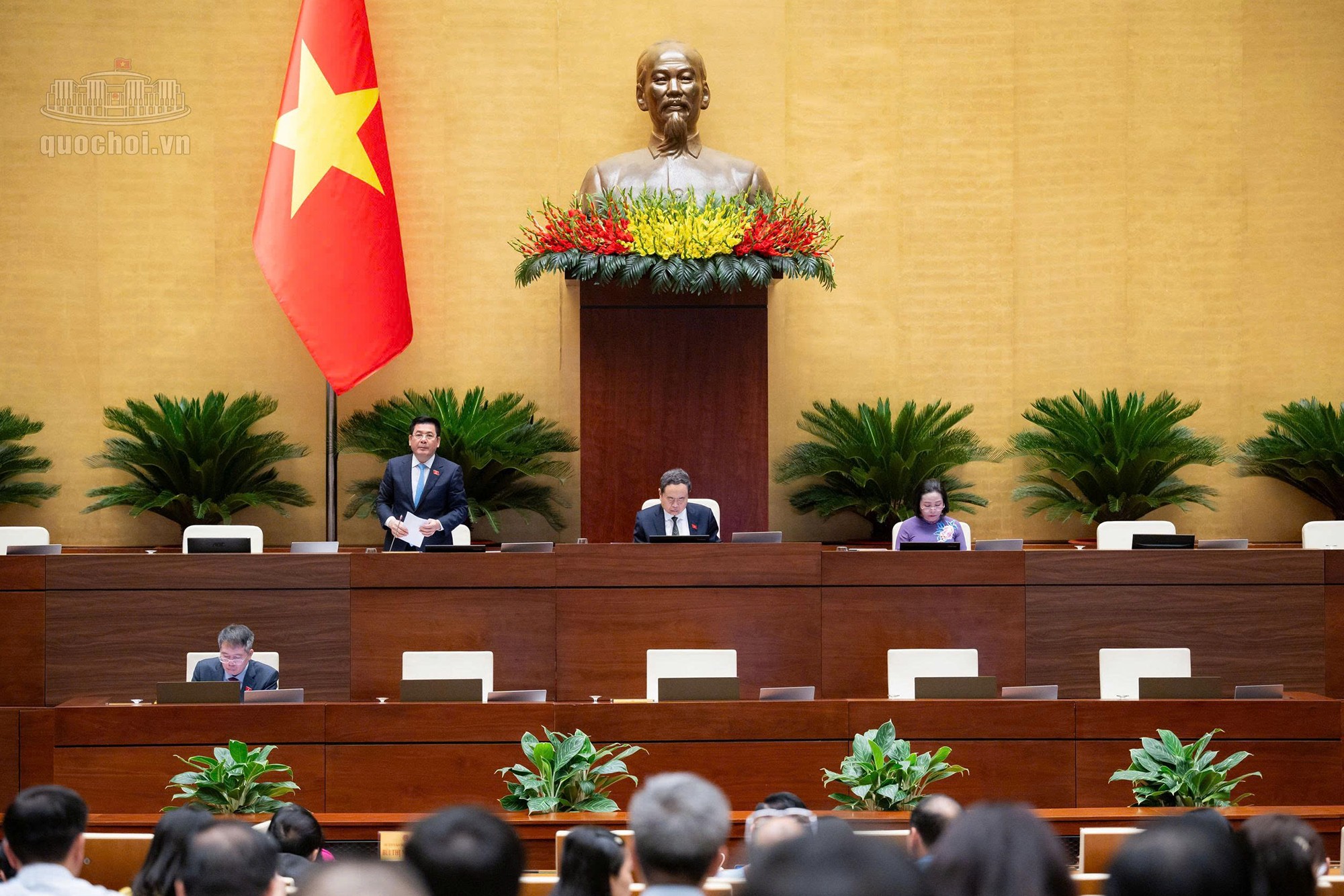 Phó Chủ tịch Quốc hội Nguyễn Hồng Diên điều hành nội dung làm việc đầu buổi sáng 24/10. (ảnh: quochoi.vn). 1ab.jpg