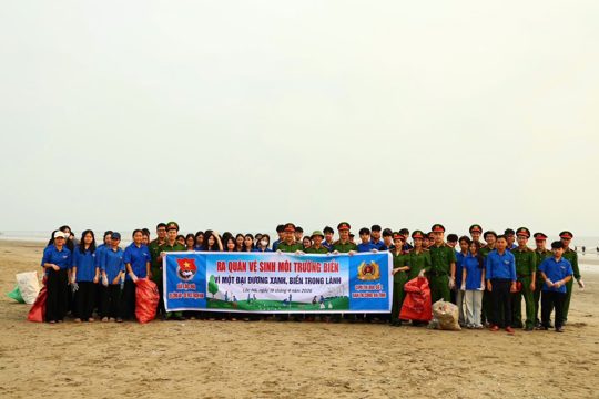 Tuổi trẻ Công an Hà Tĩnh ra quân làm sạch biển Xuân Hải, lan tỏa thông điệp sống xanh