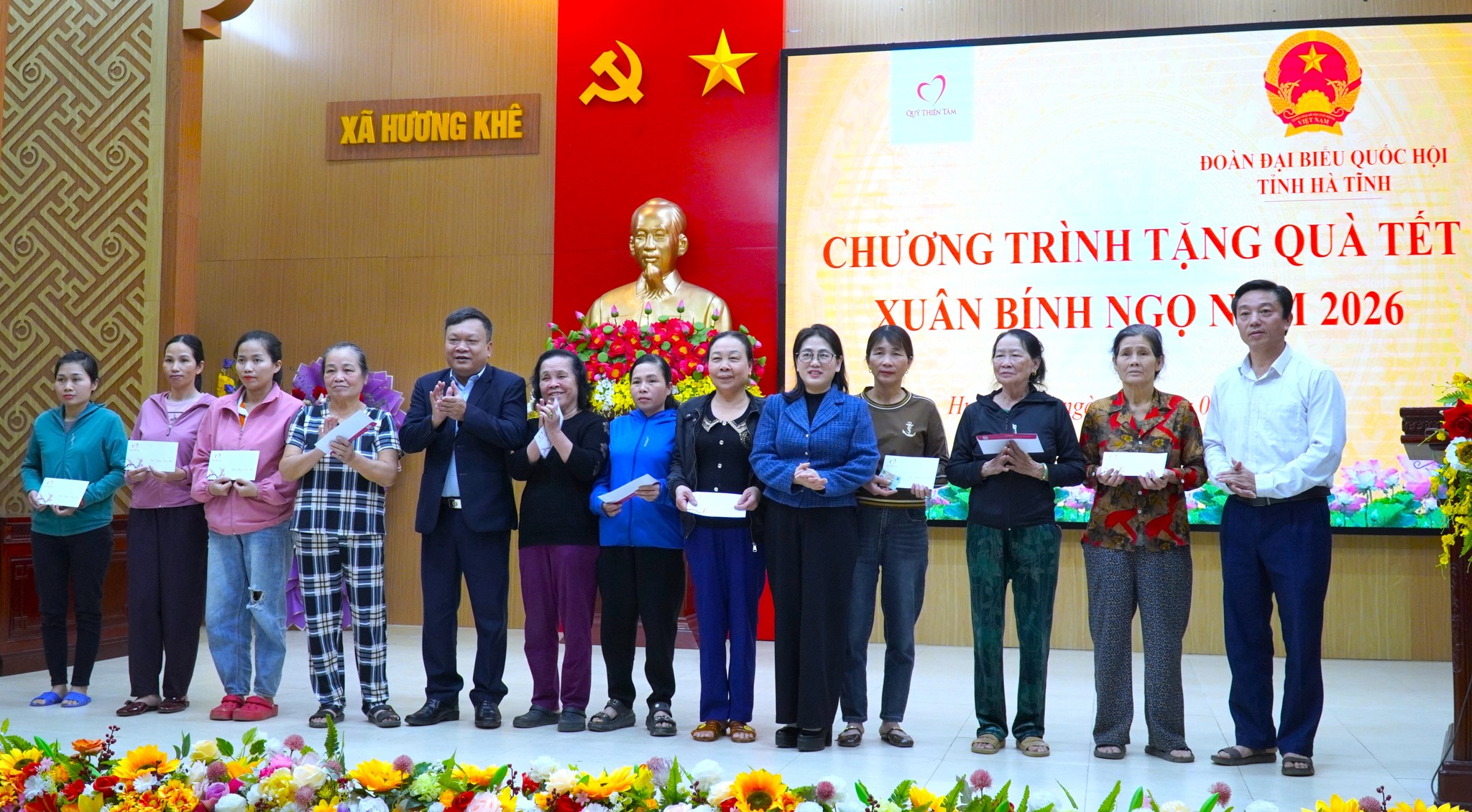 30 hộ khó khăn xã Hương Khê nhận quà Tết từ Quỹ Thiện Tâm