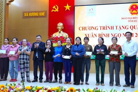 30 hộ khó khăn xã Hương Khê nhận quà Tết từ Quỹ Thiện Tâm