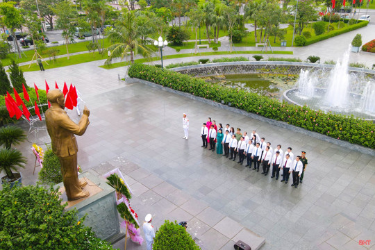 Lãnh đạo tỉnh dâng hương, báo công nhân kỷ niệm 136 năm Ngày sinh Chủ tịch Hồ Chí Minh