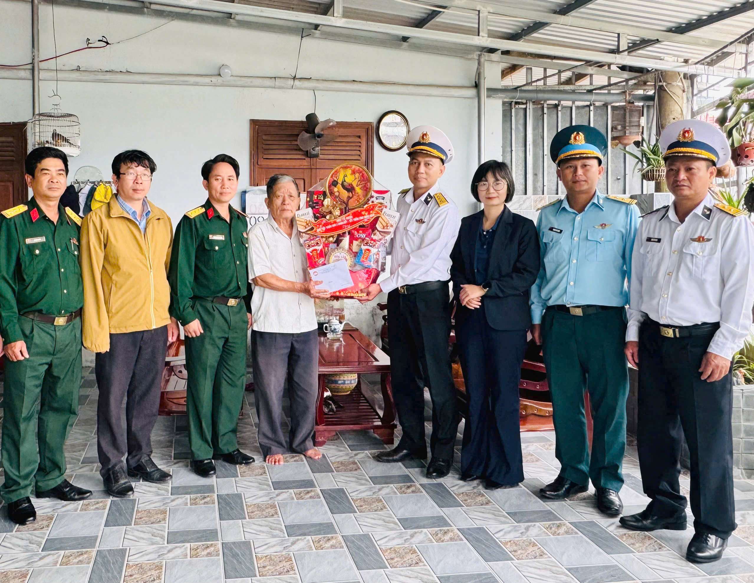Lữ đoàn 682 lan tỏa yêu thương về vùng lũ Hòa Thịnh trong Ngày hội Xuân 2026