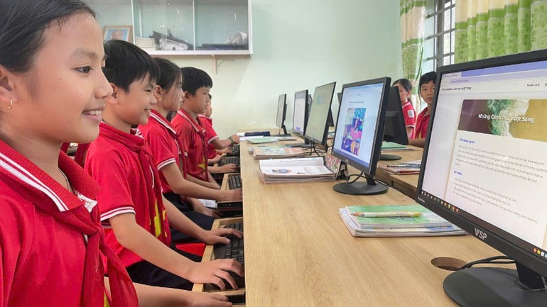 Khi những cánh thư “lên sóng”: Kết nối hậu phương với người lính nơi đầu sóng