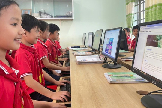 Khi những cánh thư “lên sóng”: Kết nối hậu phương với người lính nơi đầu sóng