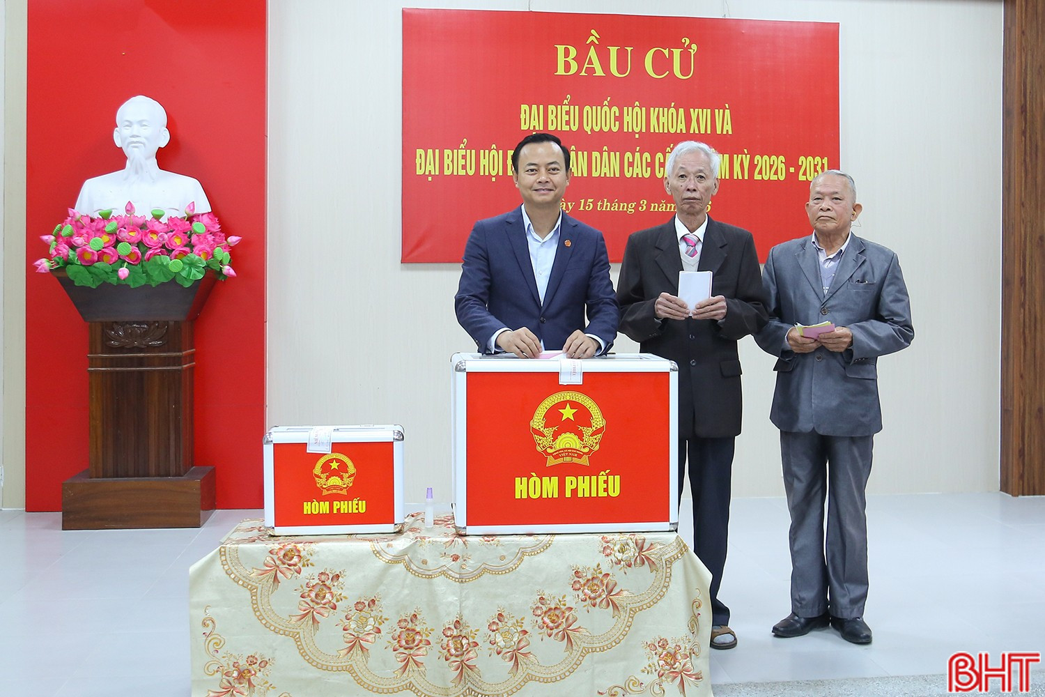 Sau khi tham dự lễ khai mạc cùng cử tri, Trưởng ban Tuyên giáo và Dân vận Tỉnh ủy Hà Văn Hùng cùng các bậc cao niên vinh dự được tổ bầu cử lựa chọn là những cử tri tham gia bỏ phiếu đầu tiên.