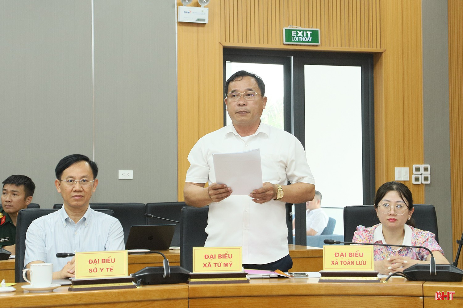 Ông Trần Kim Chi - Phó Chủ tịch UBND xã Tứ Mỹ phát biểu tại hội nghị về triển khai các nhiệm vụ liên quan tại địa phương. bqbht_br_6.jpg