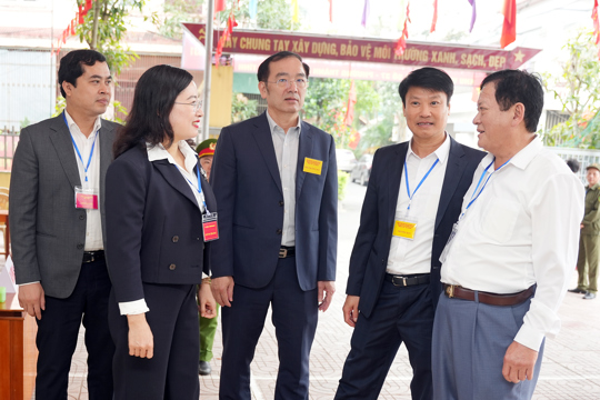 Phó Chủ tịch UBND tỉnh Nguyễn Thị Nguyệt kiểm tra công tác bầu cử tại phường Thành Sen