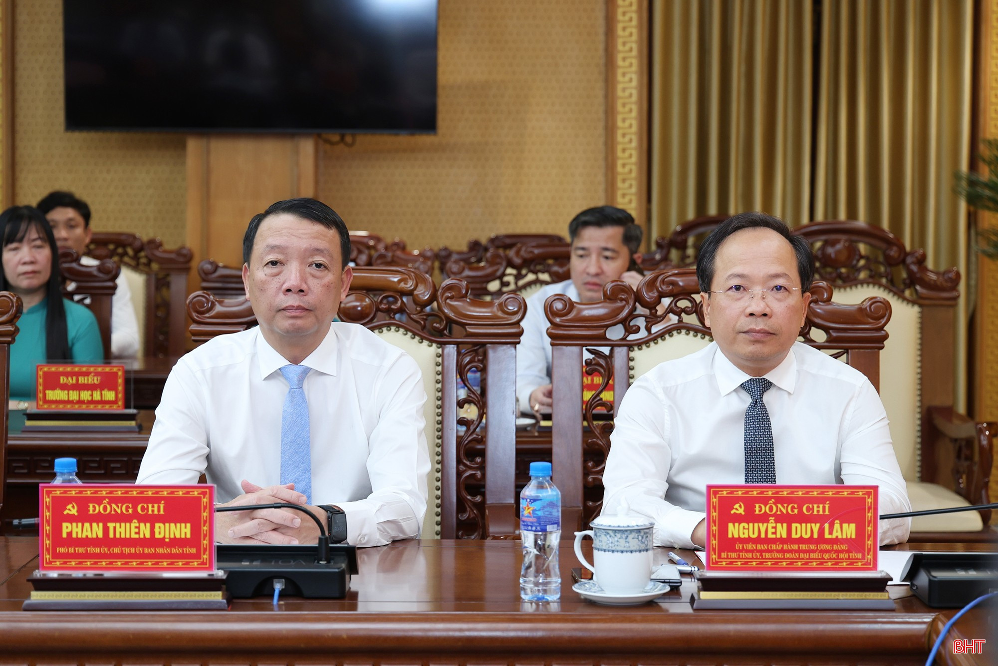 Đồng chí Nguyễn Duy Lâm - Ủy viên Trung ương Đảng, Bí thư Tỉnh ủy, Trưởng đoàn ĐBQH tỉnh và đồng chí Phan Thiên Định – Phó Bí thư Tỉnh ủy, Chủ tịch UBND tỉnh tham dự hội nghị. bqbht_br_anh-1-1060.jpg