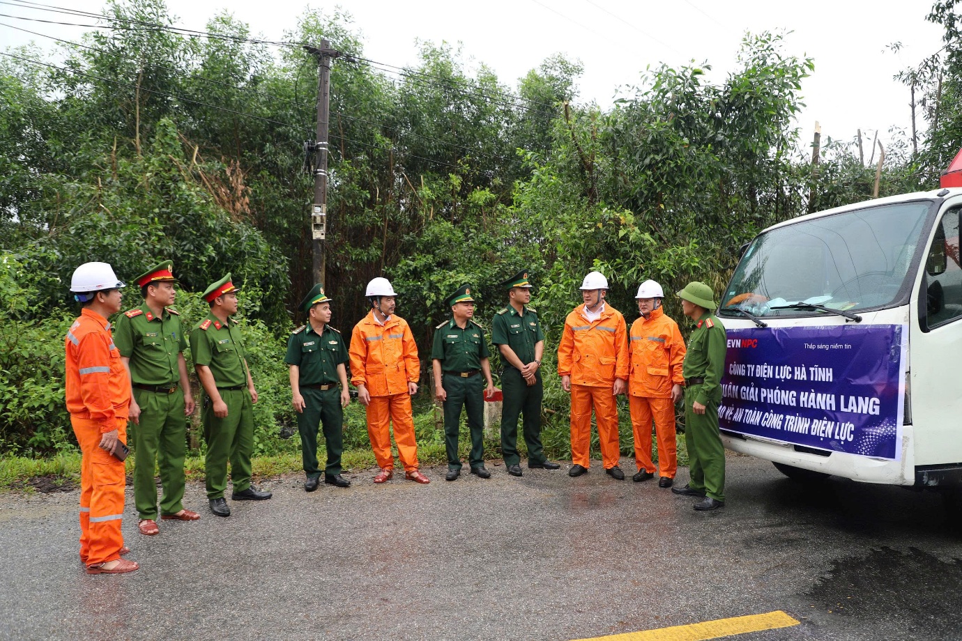 Công ty Điện lực Hà Tĩnh tổng lực ra quân giải phóng hành lang an toàn lưới điện cao áp