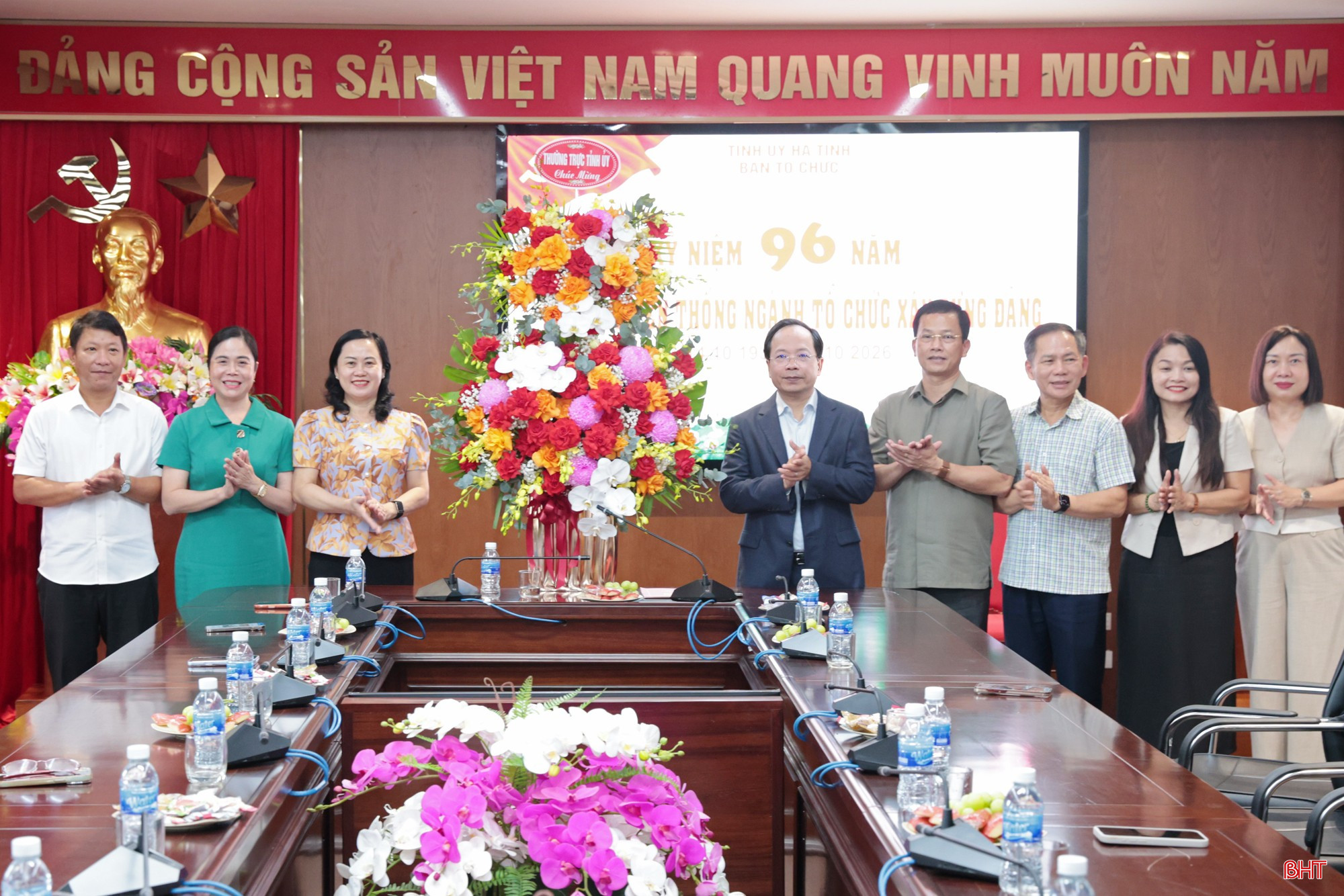 Đồng chí Nguyễn Duy Lâm – Ủy viên Trung ương Đảng, Bí thư Tỉnh ủy, Trưởng đoàn ĐBQH tỉnh cùng đoàn công tác tặng hoa, chúc mừng Ban Tổ chức Tỉnh ủy. bqbht_br_tang-hoa-btc.jpg