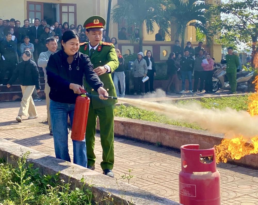 Nâng cao ý thức, kỹ năng PCCC, CNCH cho cán bộ, công nhân viên và người dân trên địa bàn xã Đan Hải