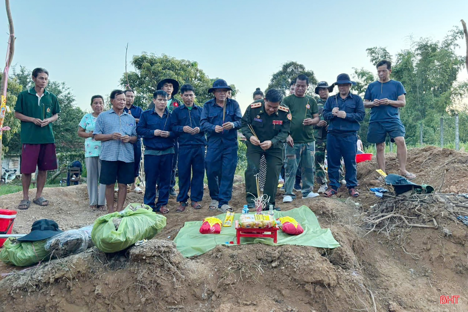 Tấm bia mộ khắc tên liệt sĩ Quang Thọ được tìm thấy vào ngày 14/10, trong quá trình Đội Quy tập hài cốt liệt sĩ thuộc Bộ CHQS tỉnh Hà Tĩnh thực hiện nhiệm vụ mùa khô tại Lào. bqbht_br_4.jpg