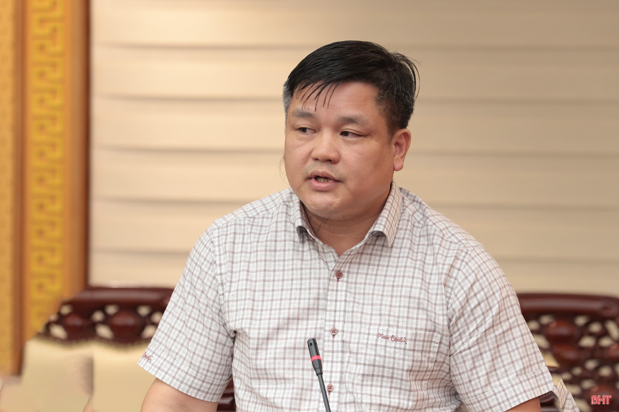 Đồng chí Trần Quốc Bảo - Chủ tịch UBND xã Hương Khê trình bày tham luận tại hội nghị. bqbht_br_tong-ket-nghi-quyet-bct-10c.jpg